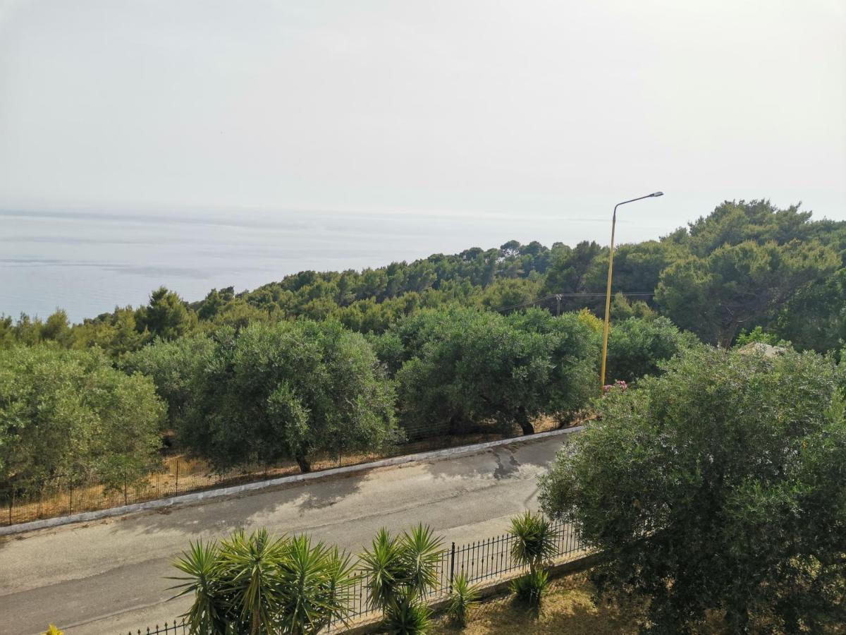 Horizon Blue Apartment Loutsa  Bagian luar foto