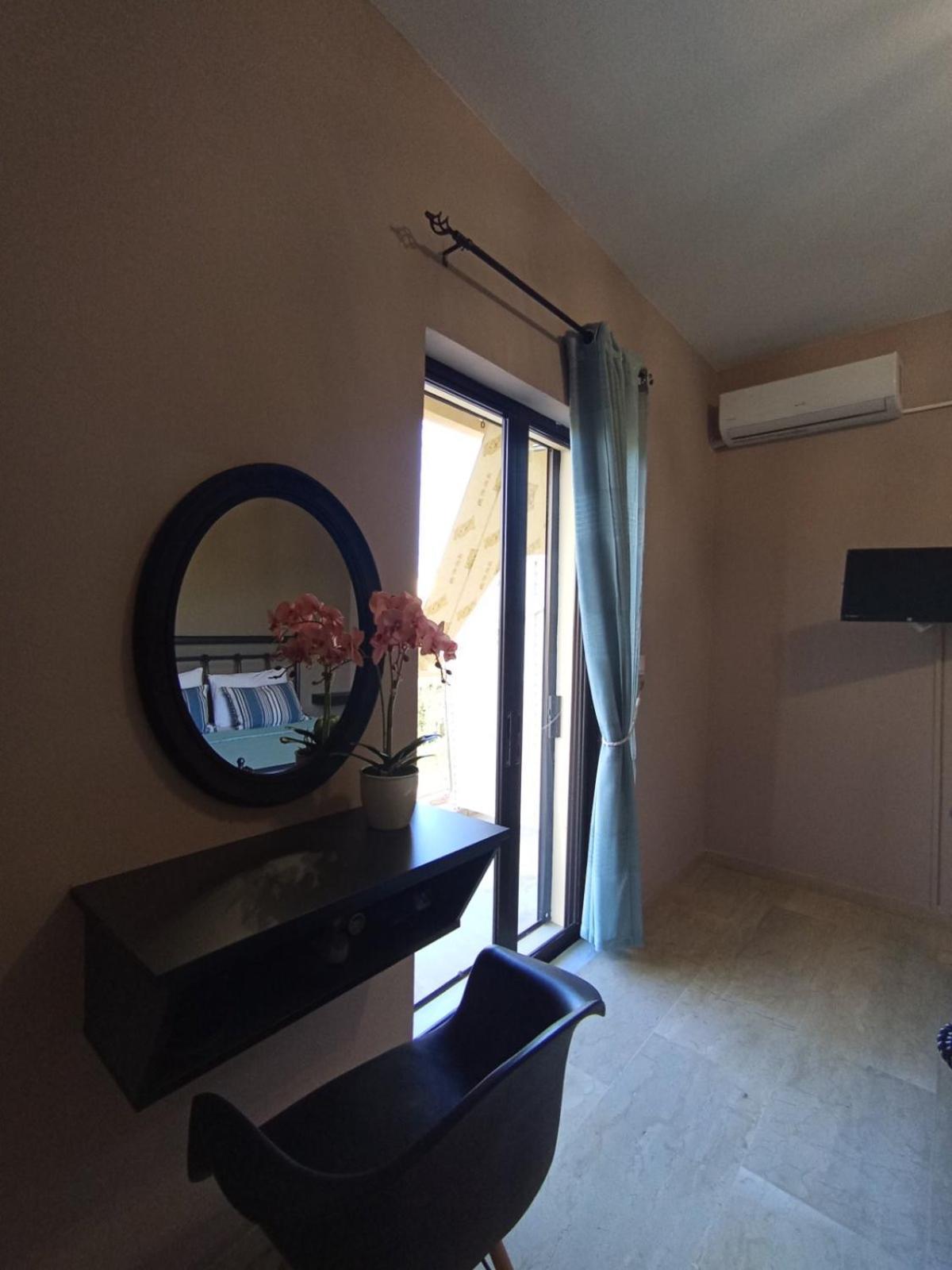 Horizon Blue Apartment Loutsa  Bagian luar foto