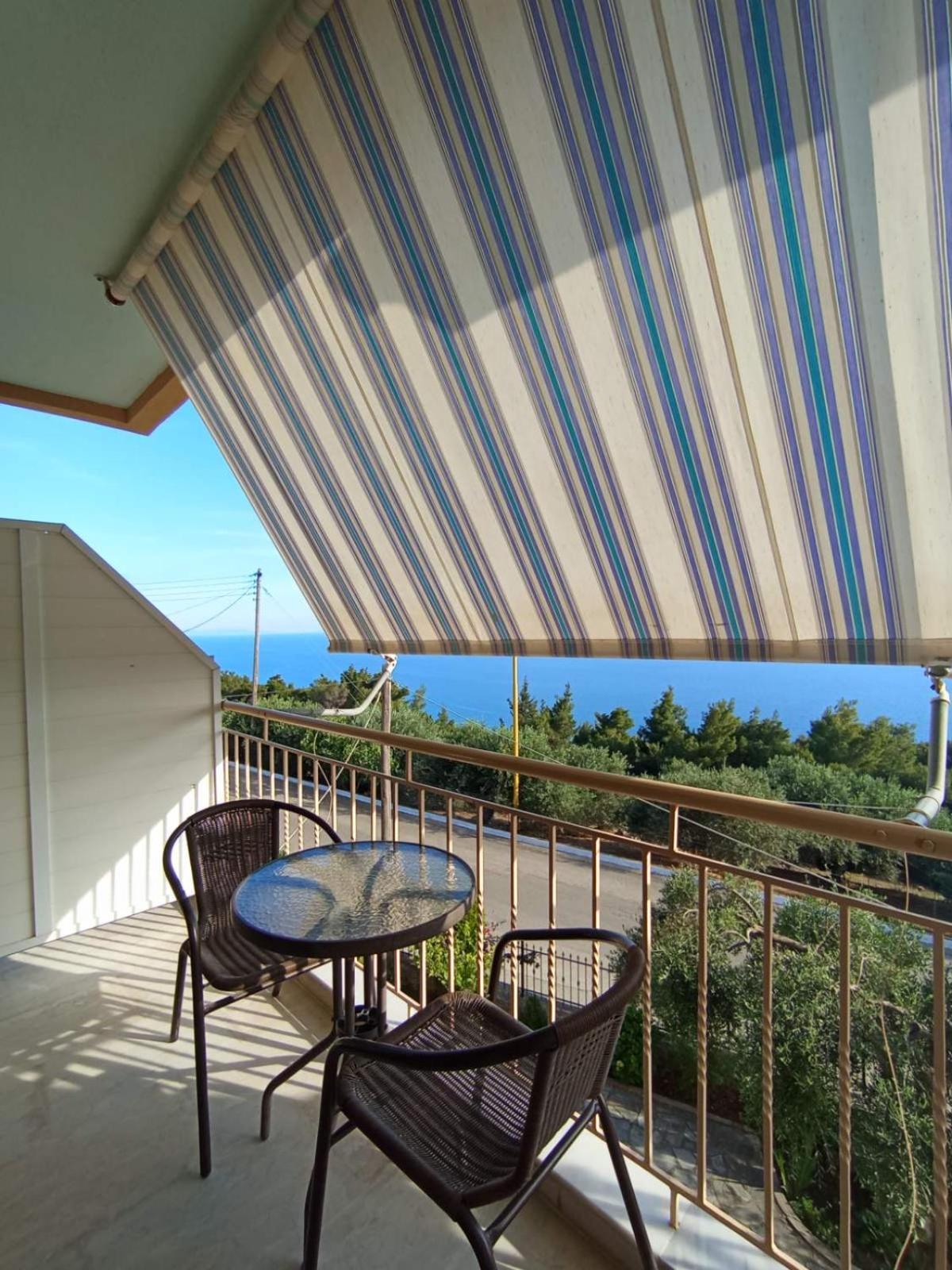 Horizon Blue Apartment Loutsa  Bagian luar foto