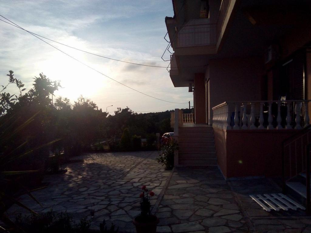 Horizon Blue Apartment Loutsa  Bagian luar foto