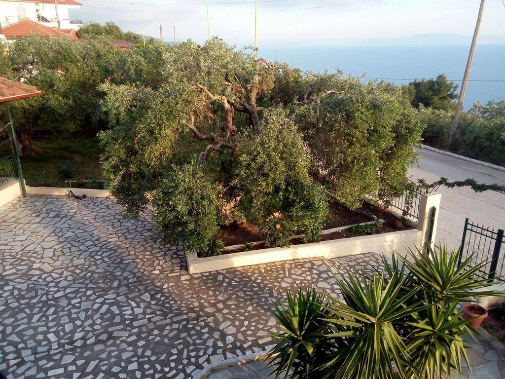 Horizon Blue Apartment Loutsa  Bagian luar foto