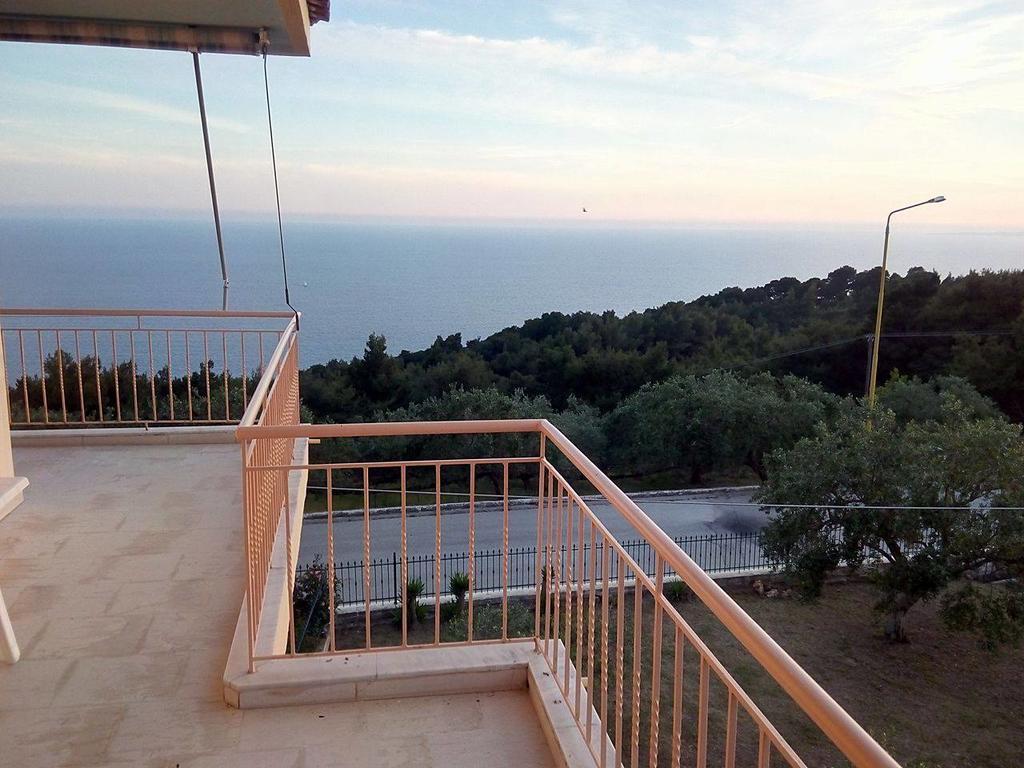 Horizon Blue Apartment Loutsa  Bagian luar foto